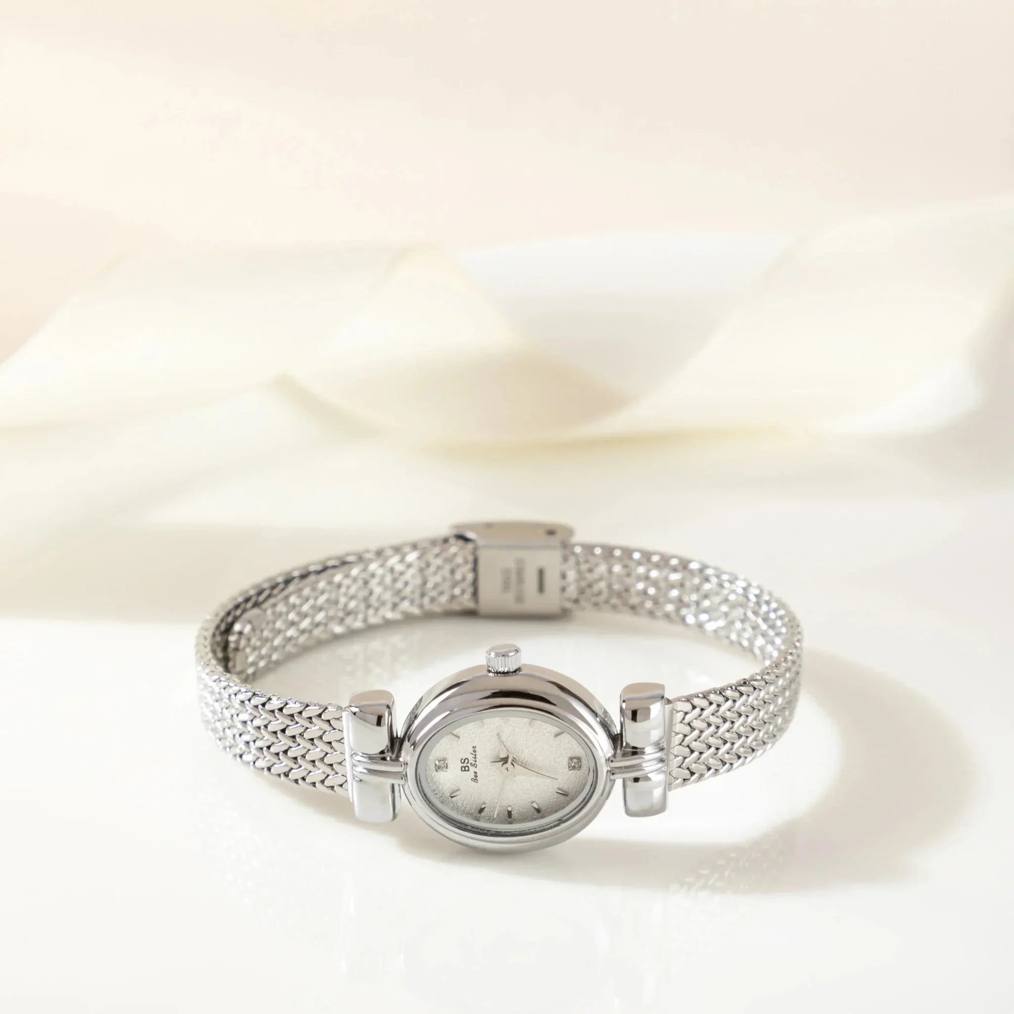 Amalie | Sleek Minimalist Timepiece