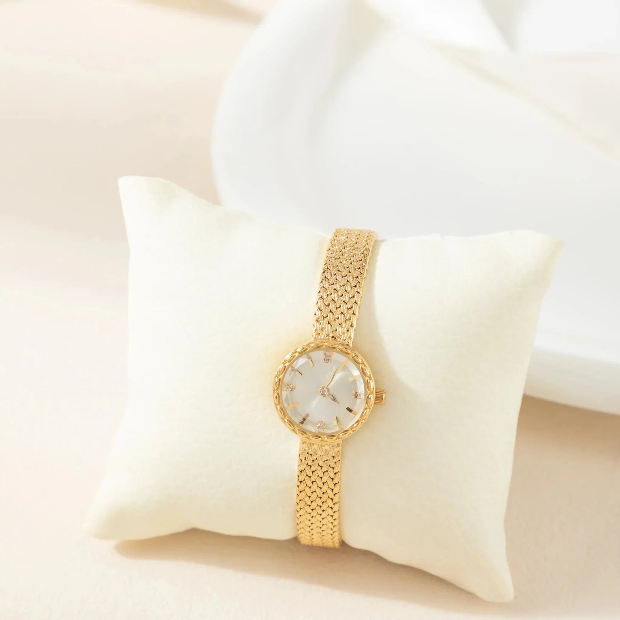 Sara | Sleek Minimalist Timepiece