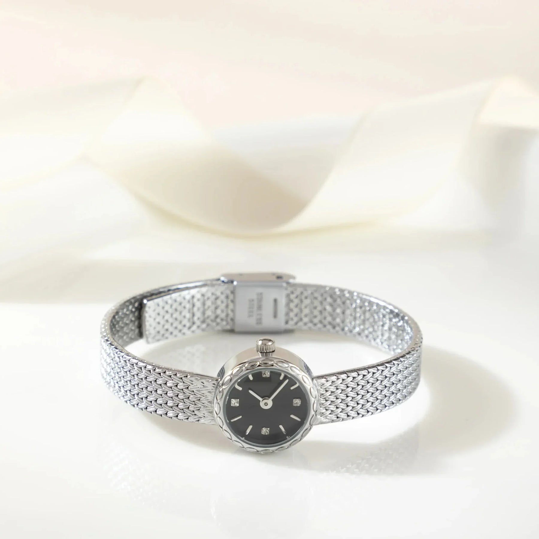 Sara | Sleek Minimalist Timepiece