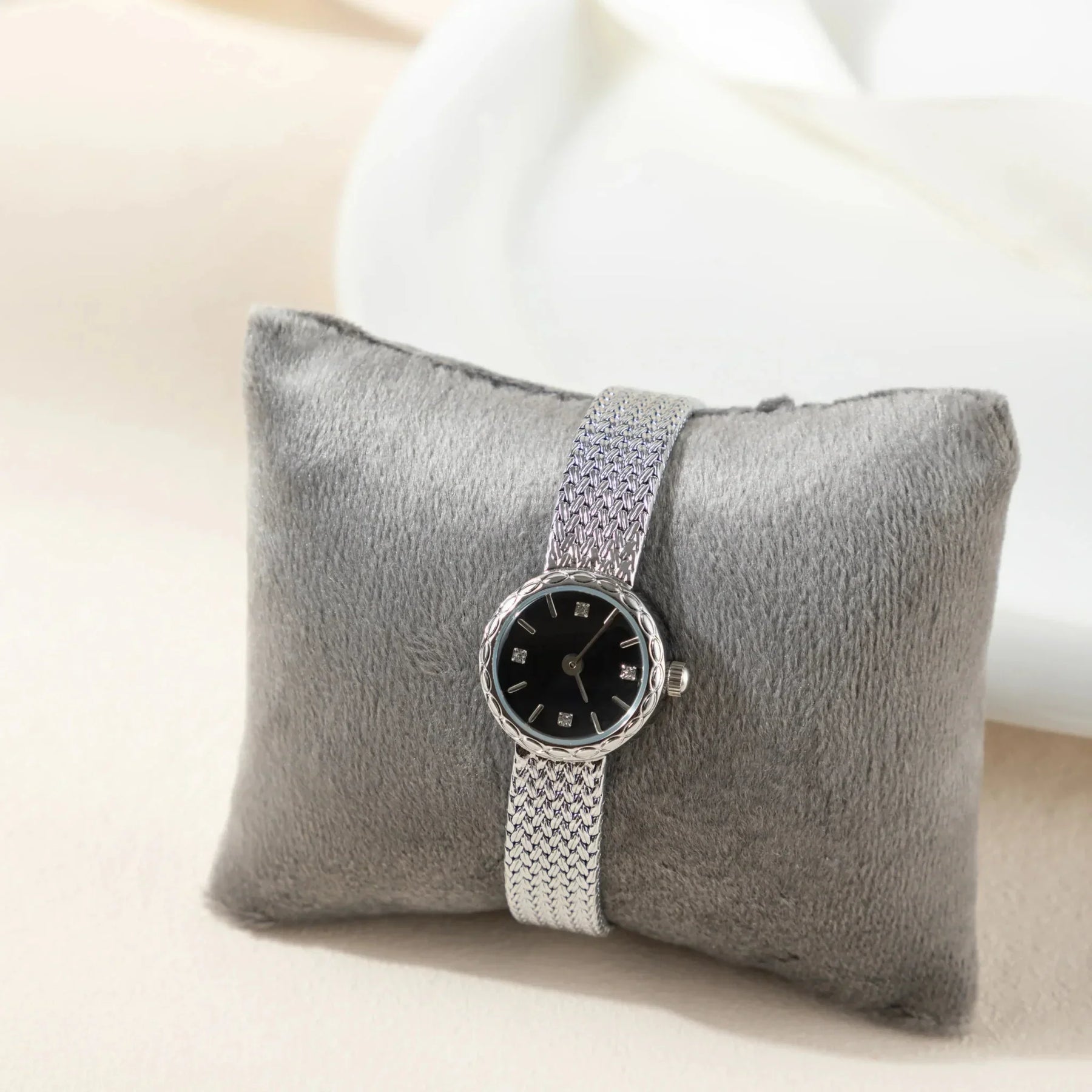 Sara | Sleek Minimalist Timepiece